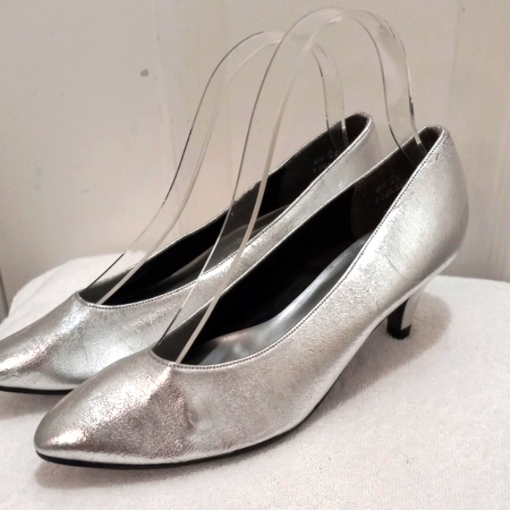 Night life by Life Stride Silver Kitten Heels  Size 6.5 AA
